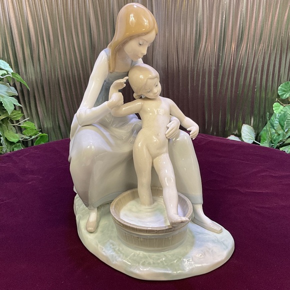 Lladro Bathing The Girl #4890 Figurine - Picture 1 of 7